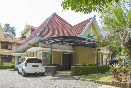 RedDoorz Plus near Brawijaya Museum, Брондау Гостьхаус Malang East Java