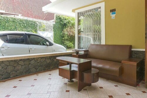 RedDoorz Plus near Brawijaya Museum, Boek Pension Malang East Java, in de buurt van Alun - Alun Kota Malang