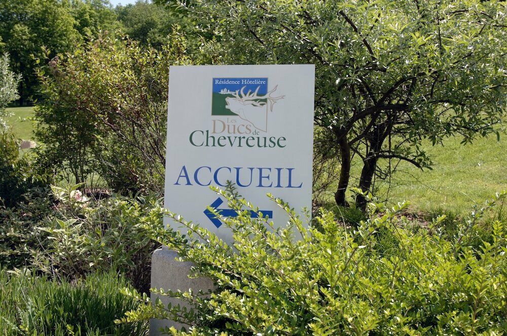 Hôtel Résidence Les Ducs de Chevreuse: Hébergement, Bureau, repas et Petit déj