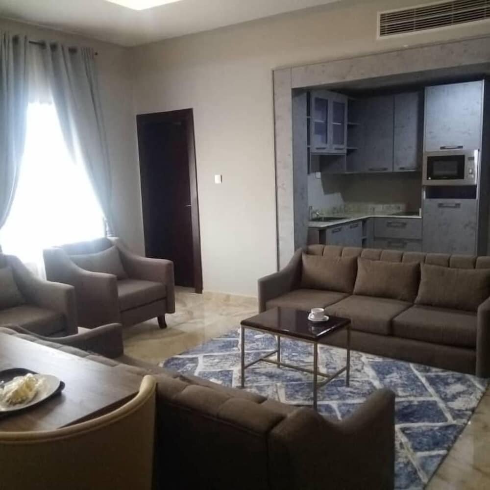 Elegant Hotel & Suites by City Green