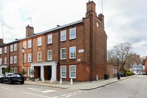 The Chelsea Escape - Spacious 5bdr Flat With Garden, Забронировать Отель Отели Большого Лондона с парковкой, Парковка