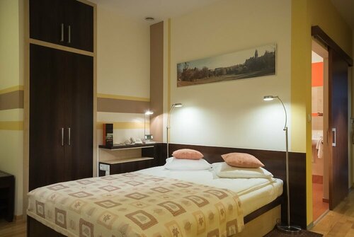 Dikul Hotel, Забронировать Отель Отели Вроцлава с парковкой, рядом с New Horizons Cinema, Парковка