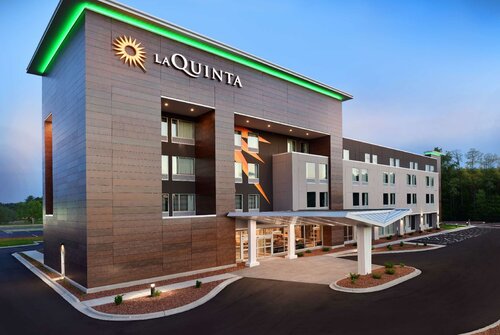 La Quinta Inn & Suites by Wyndham Wisconsin Dells- Lake Delton, Забронировать Отель Отели Lake Delton с парковкой, рядом с Glacier Canyon Conference Center, Парковка