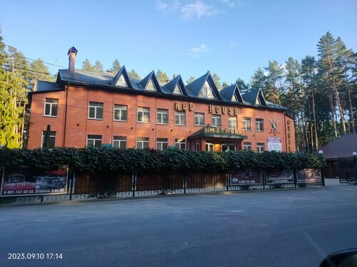 Red House, Đặt Khách sạn Ludinovo 