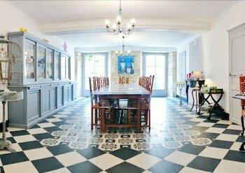 Notre Dame Chauvigny - Chambres d'hôtes, Забронировать Гостевой дом Отели Шовиньи с парковкой, Парковка