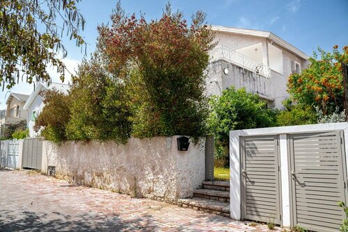 Spacious 4BD House w Pool in Hezliya, Забронировать Апартаменты/квартира Герцлия Тель-Авивский округ