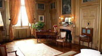 Château de Saint Trys, Book Pension Hoteller i Rhône-Alps med parkering, Parkering