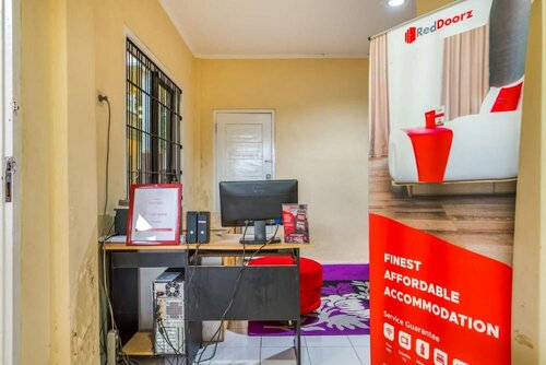 RedDoorz Syariah near Kebon Rojo Park Blitar, Prenota Hotel Hotel a Blitar con parcheggio, Parcheggio