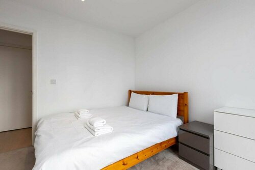 Bright and Modern 2 Bedroom Flat in Royal Wharf, Забронировать Отель Отели Большого Лондона 4 звезды, 4*