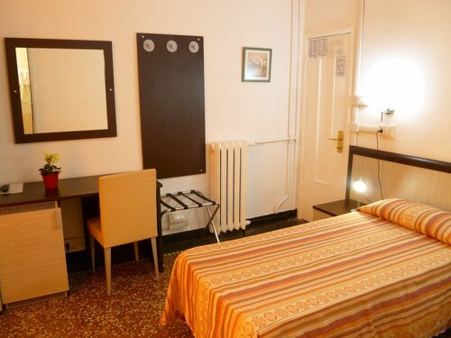 Hotel Agnello D'Oro, Забронировать Отель Генуя Итальянская Ривьера, рядом с Станция метро San Giorgio