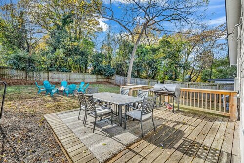 4BR Bright and Modern - Close to Everything, Забронировать Дом для отпуска Коттеджи Шарлотте, рядом с Сад роз McGill, Коттедж