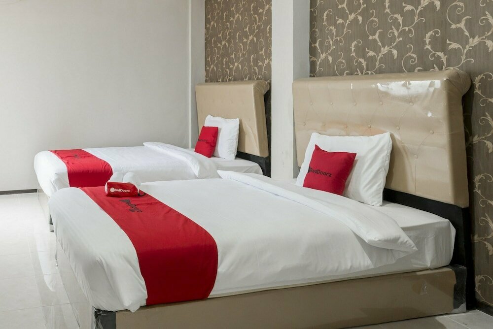 RedDoorz near Grand City Mall 2