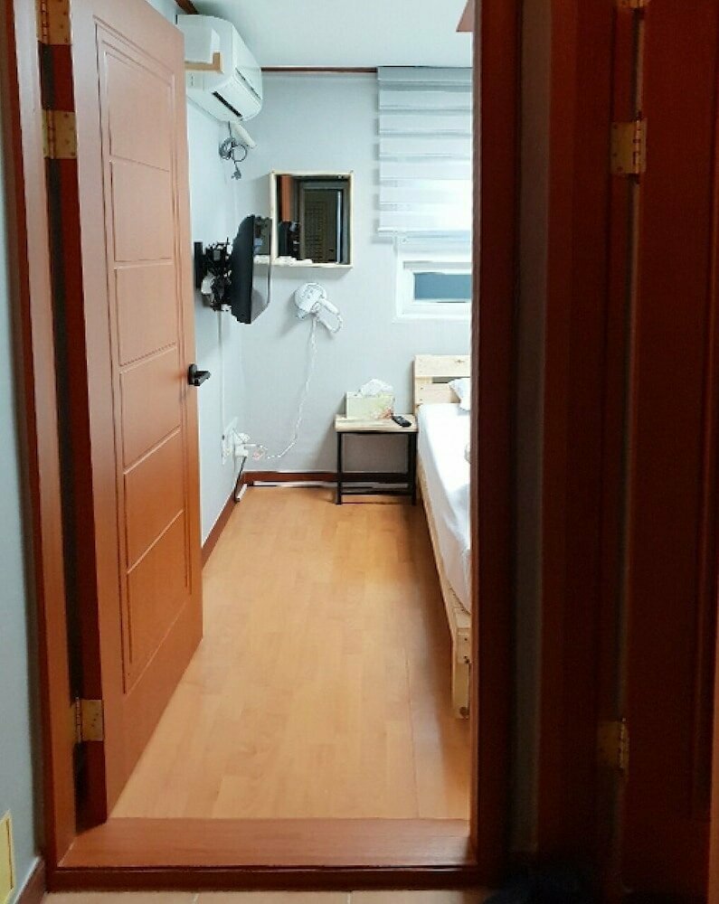 YOUNG STAY - Hostel