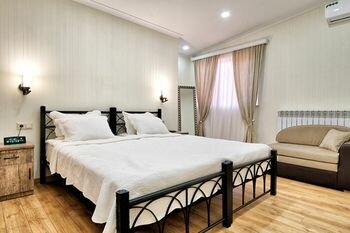 Q&B House, Забронировать Отель Отели Тбилиси с парковкой, рядом с Тависуплебис моедани, Парковка