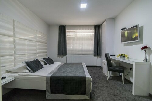 Rooms Garden Zagreb Airport, Book Guesthouse Hotels in Zagreb with Parking, Parking