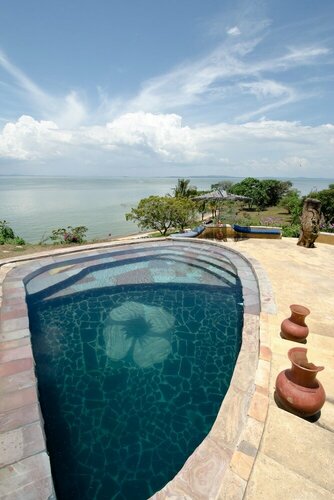 One Minute South, Book Villa Villaer i Eastern Uganda, Villa