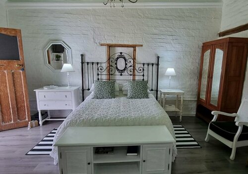 Rietjiesbos Self Catering, Забронировать Гостевой дом Отели Грааф-Рейнет с парковкой, рядом с Anglo-Boer War Memorial, Парковка