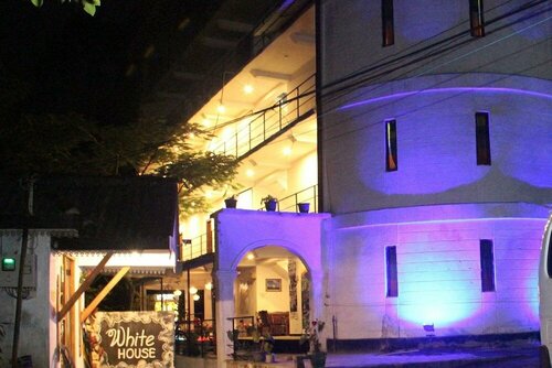 White House Riverside Retreat, Забронировать Гостевой дом Наллатанния Окрйг Нувара-Элия, рядом с Пик Адама