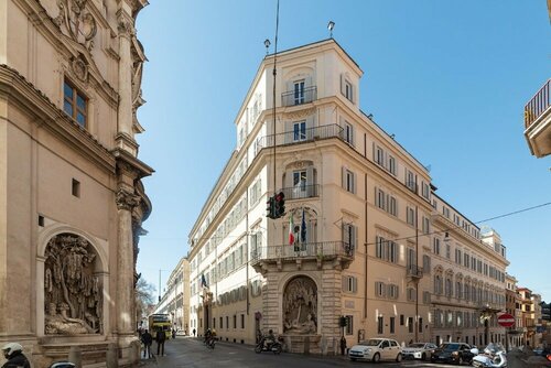 Domus Domi Barberini Sq, Забронировать Отель Отели Рима с парковкой, рядом с Вилла Боргезе, Парковка