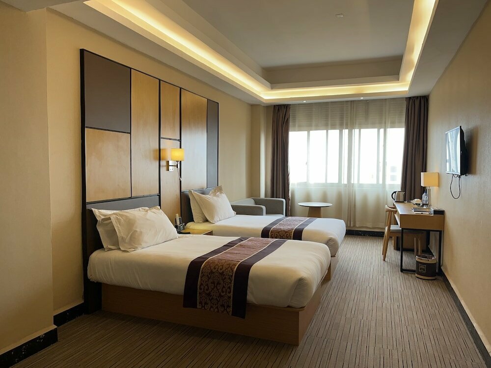 2000 Downtown Hotel