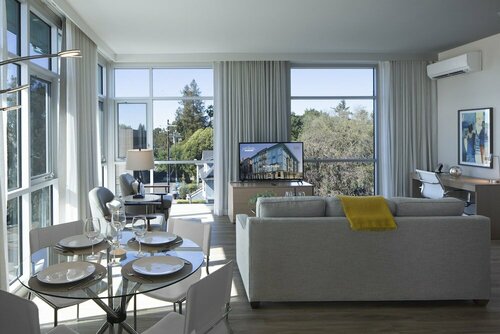Art House Hotel, Забронировать Отель Санта-Роза Wine Country - Northern California, рядом с Исторический район «Привокзальная площадь»