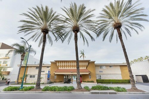 Americas Best Value Inn & Suites Anaheim Convention Center, Забронировать Отель Отели Анахайм с парковкой, рядом с Парк Диснейленд, Парковка