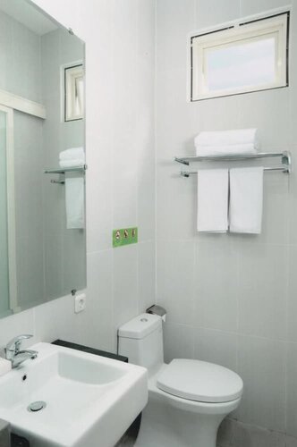 Arain Bed and Breakfast by ecommerceloka, Забронировать Гостевой дом Гостевые дома Куты, рядом с Торговый центр Lippo Kuta, Гостевой дом