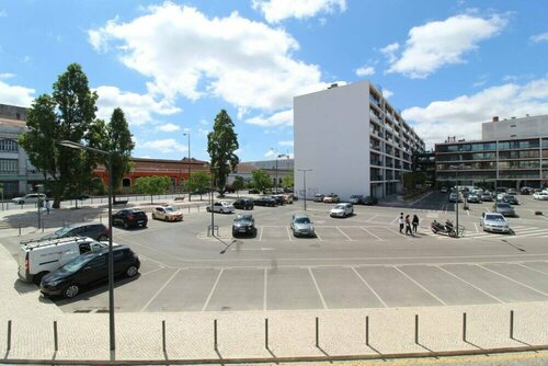 Lovely 1 Bedroom With Patio in Lisbon, Забронировать Отель Отели Эстремадура с парковкой, Парковка