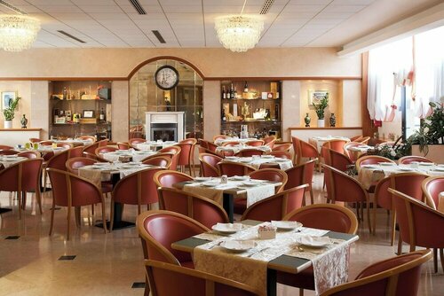 Hotel Leonardo da Vinci, Забронировать Отель Отели Эрба 4 звезды, 4*