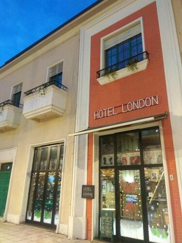 Nobel Hotel, Забронировать Отель Отели области Тираны с парковкой, Парковка