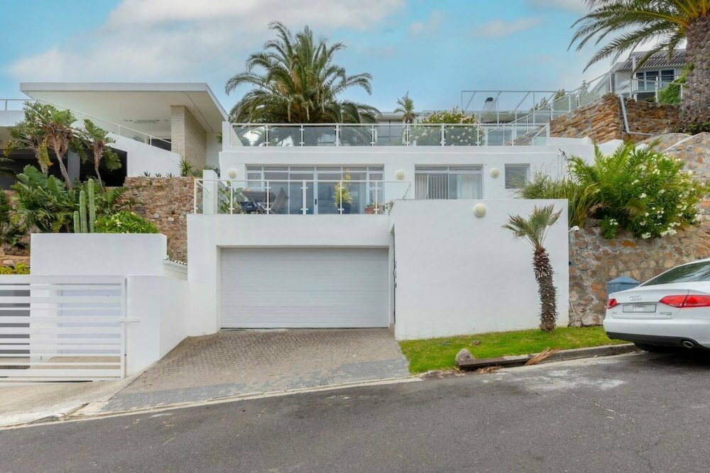 Stylish and Bright 1 Bedroom Apartment - Camps Bay