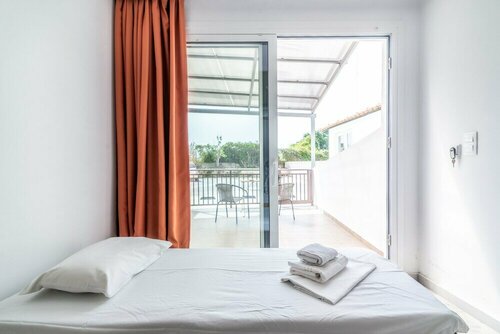 Prince of Lillies, 예약 호텔 Karteros 레딤노