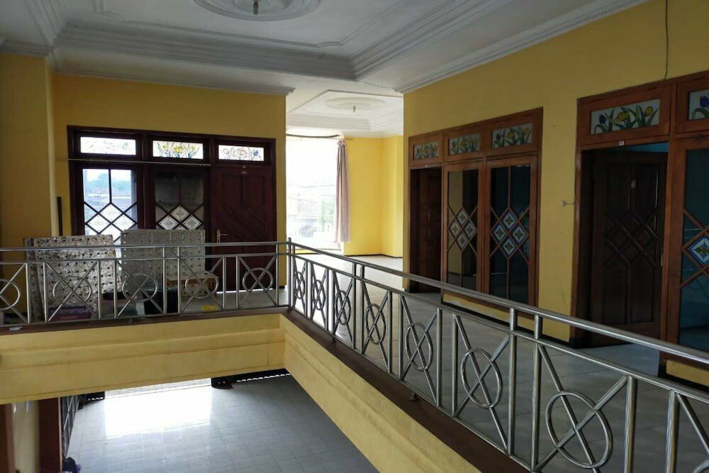 Safira Family Residence by Oyo Rooms
