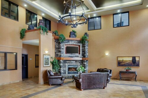 Pomeroy Inn and Suites Chetwynd, Забронировать Отель Отели Northern British Columbia с парковкой, Парковка