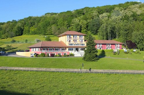Hôtel Restaurant Le Domaine Du Revermont, Book Hotel Hoteller i Burgund med parkering, Parkering