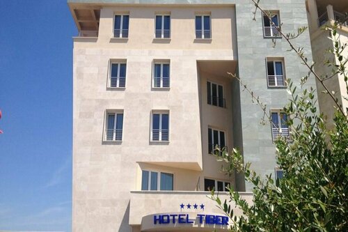 Hotel Tiber Rooftop & Wellness, Varaa Hotelli Hotellit Lazio uima-altaalla, Uima-allas