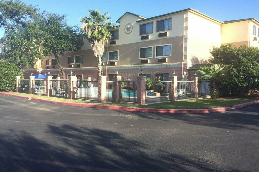 Days Inn & Suites by Wyndham San Antonio North Stone Oak