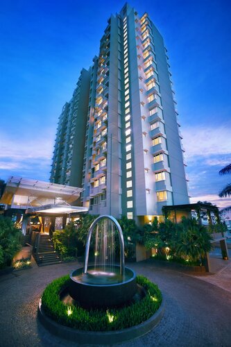 Golden Tulip Balikpapan Hotel & Suites, Забронировать Отель Отели Калимантана с бассейном, Бассейн