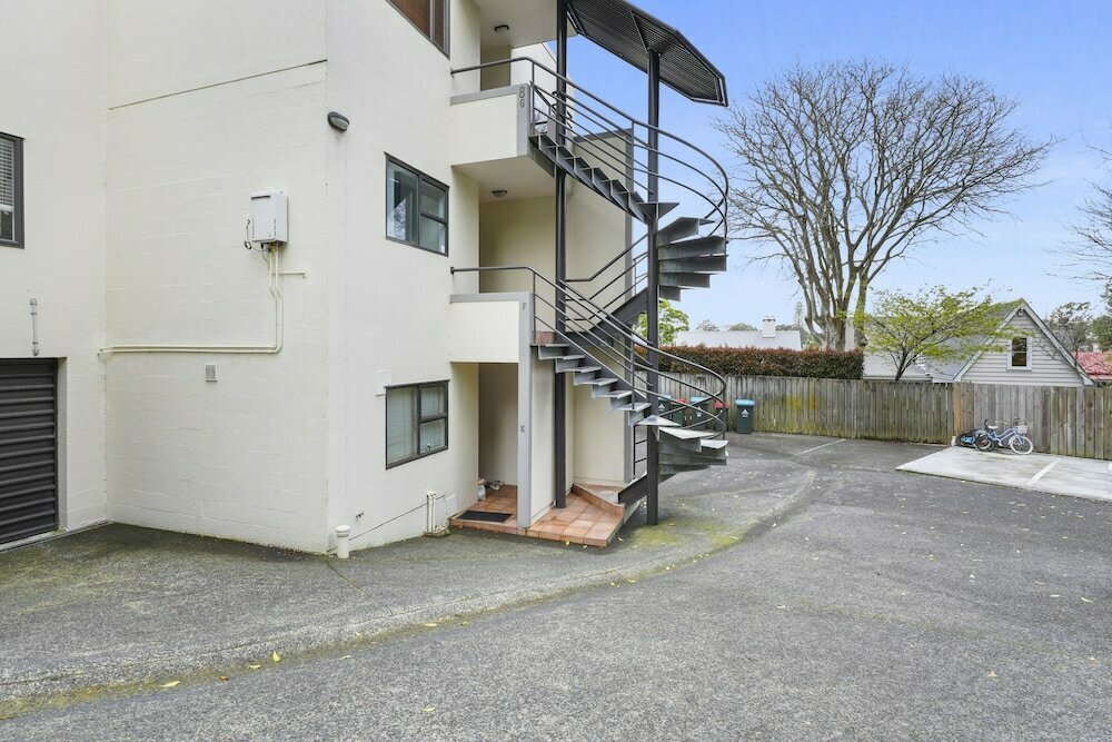 Stylish Central 2BR Apt nr Hospital