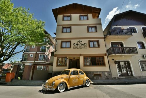 Pousada Stillo Gramado Centro - 300 metros da rua coberta, Забронировать Гостевой дом Отели Риу-Гранди-ду-Сул с парковкой, Парковка
