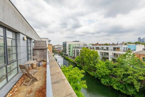 Serene 1BD Canal-side Flat w/ Terrace - Haggerston, Забронировать Отель Хокни Лондон