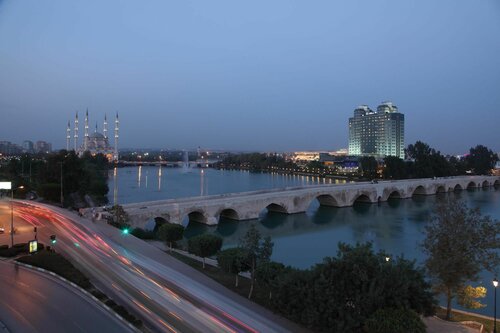 Adana HiltonSA Hotel, Забронировать Отель Адана Средиземноморский регион, рядом с Этнографический музей Аданы