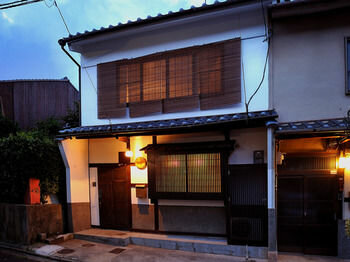 Theatre and Library Residence -Kyoto Imagumano-, Брондау Демалыс үйі Ine Kyoto