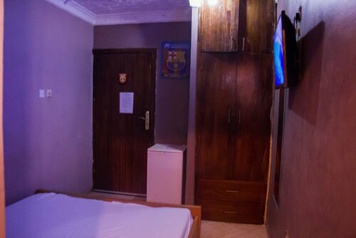 De Prince Guest House, Забронировать Гостевой дом Гостевые дома Лагоса, рядом с Mega Plaza Century 21 Mall, Гостевой дом