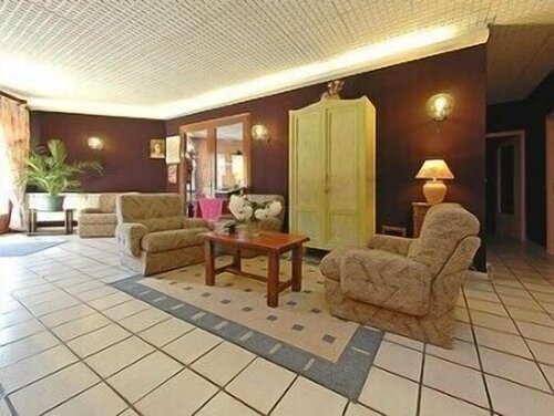Logis Hotel des Voyageurs, Book Hotel Hoteller i Rhône-Alps med parkering, Parkering