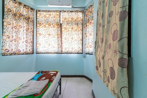 7 Holder Guesthouse, Забронировать Гостевой дом Отели Бангкока с парковкой, рядом с Пирс Пхра Артхит, Парковка