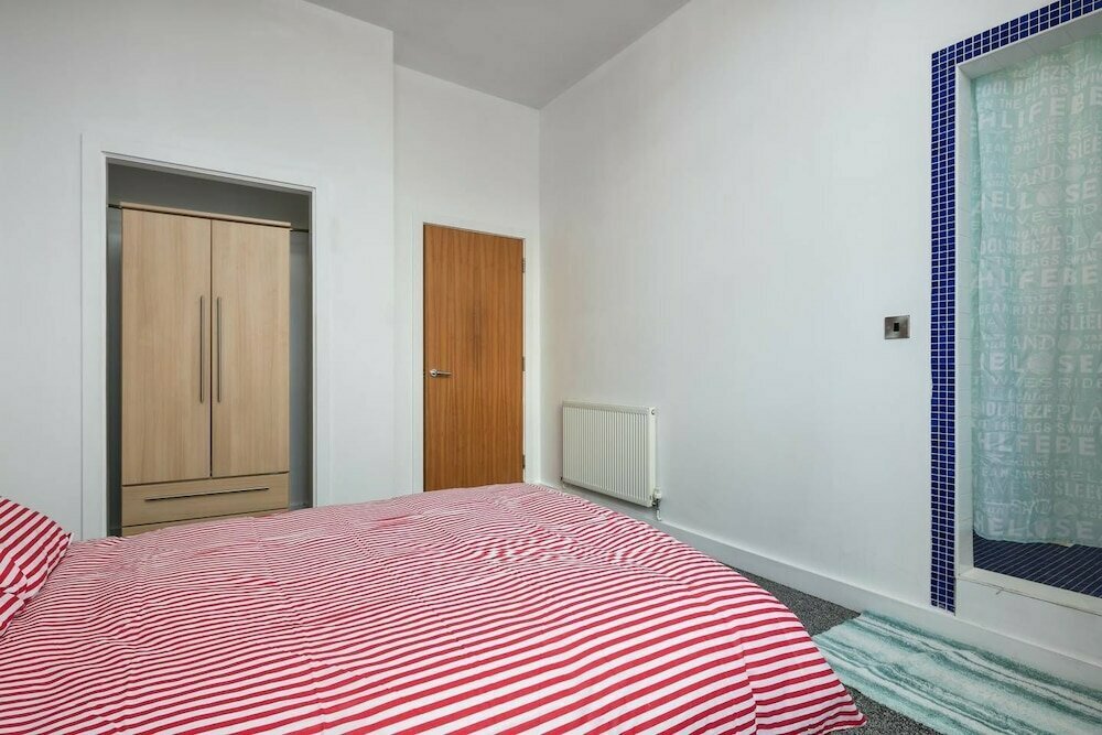 Apartment 33