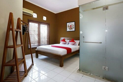 OYO 1072 Kampung Condro Wulan Guesthouse, Reserva ahora Hotel Depok 