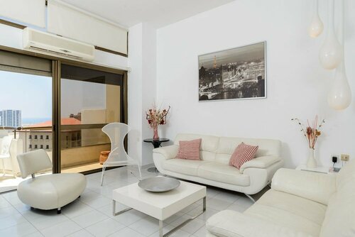 3BR Apt Steps from Sea W Parking, Забронировать Апартаменты/квартира Герцлия Тель-Авивский округ