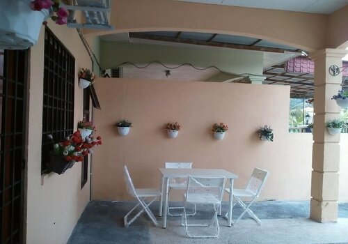Ainis Guest House at The Lost World of Tambun, Book Pension Hoteller i Perak med parkering, Parkering